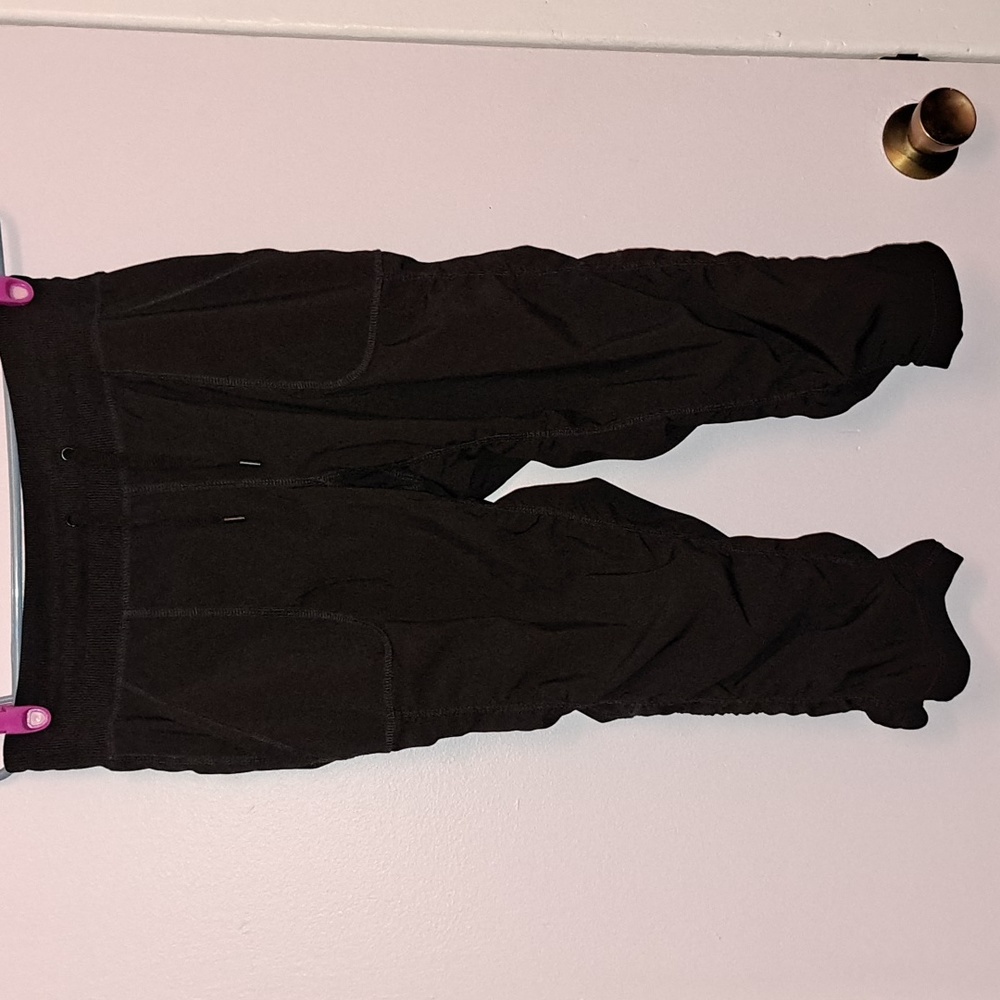 TUFF ATHLETICS CAPRIS with pockets and adjustable waist band